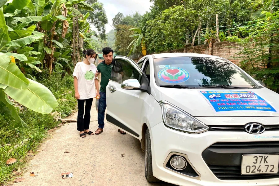 Anh Nguyễn Phùng Úy (lái xe thiện nguyện 0 đồng) đến tận nhà đón thí sinh Nguyễn Thị Huệ đi thi tốt nghiệp THPT 2023.