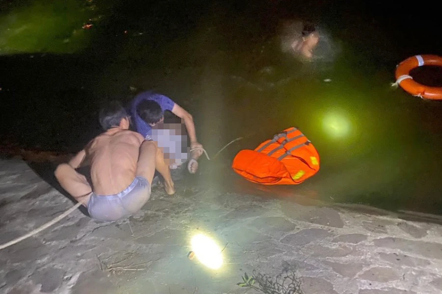 Anh Tuấn được lực lượng cứu hộ cứu nạn vớt, đưa vào bờ.