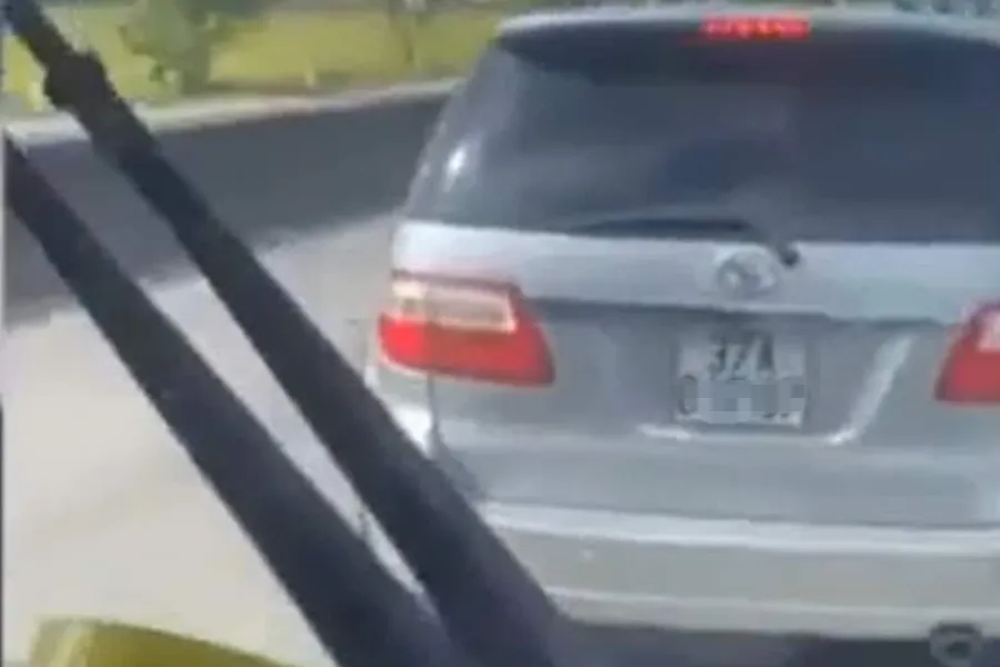 Chiếc xe hơi Toyota Fotuner chạy trước xe khách.