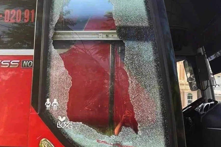 Xe khách bị ném vỡ kính.