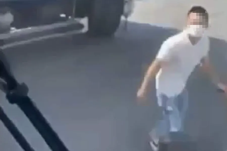 Người đi trên xe hơi bước xuống.