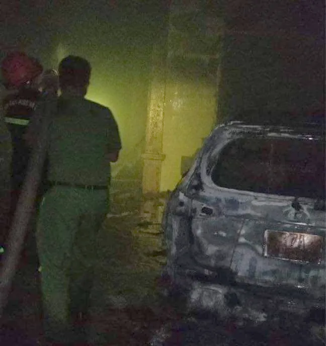 Chiếc xe ô tô bị cháy trụi.