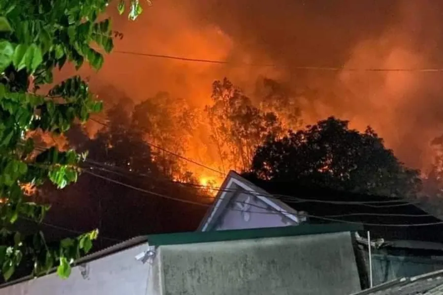 Lửa cháy rừng lan nhanh gần nhà dân ở xã Thượng Tân Lộc. Lửa cháy rừng lan nhanh gần nhà dân ở xã Thượng Tân Lộc.