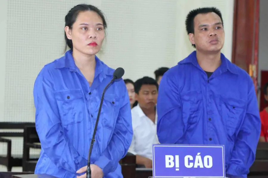 Bị cáo Cụt Thị Tư và Lô Văn Đức tại phiên tòa sơ thẩm.