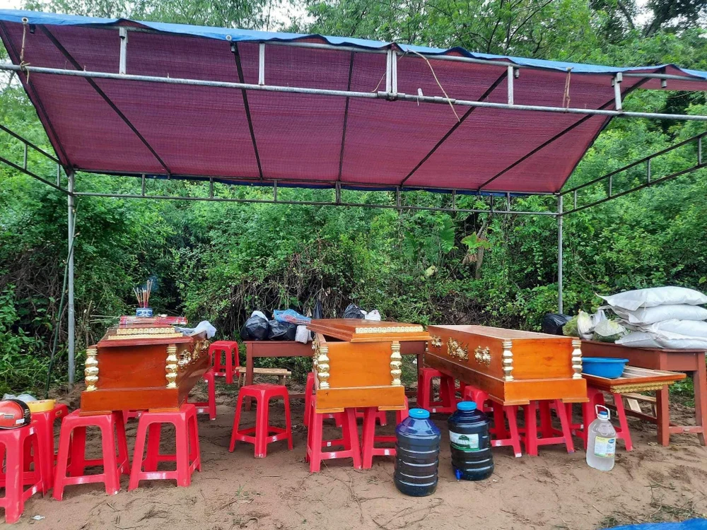 Ba chiếc quan tài bên bờ sông Lam.