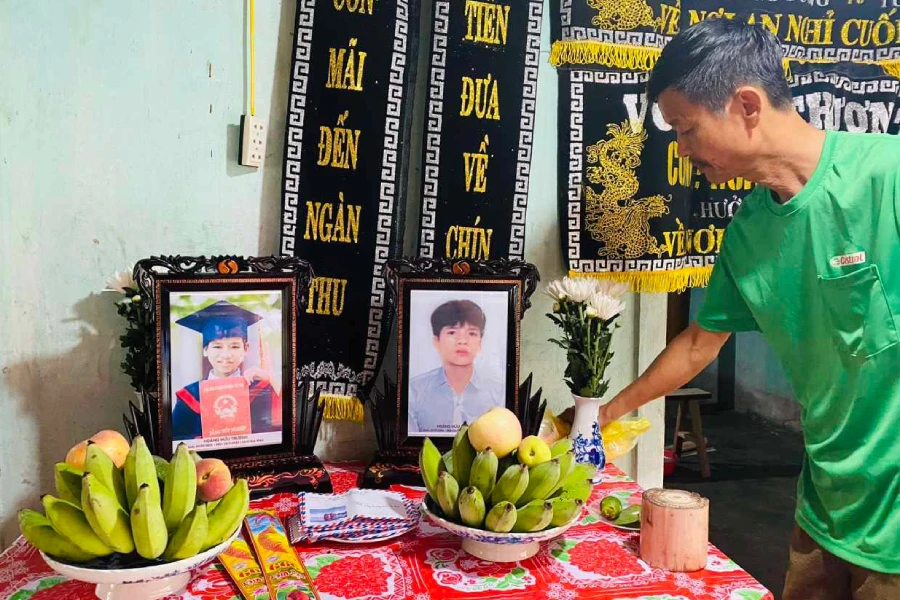 Bàn thờ, di ảnh hai anh em Hoàng Hữu Quang và Hoàng Hữu Trường.