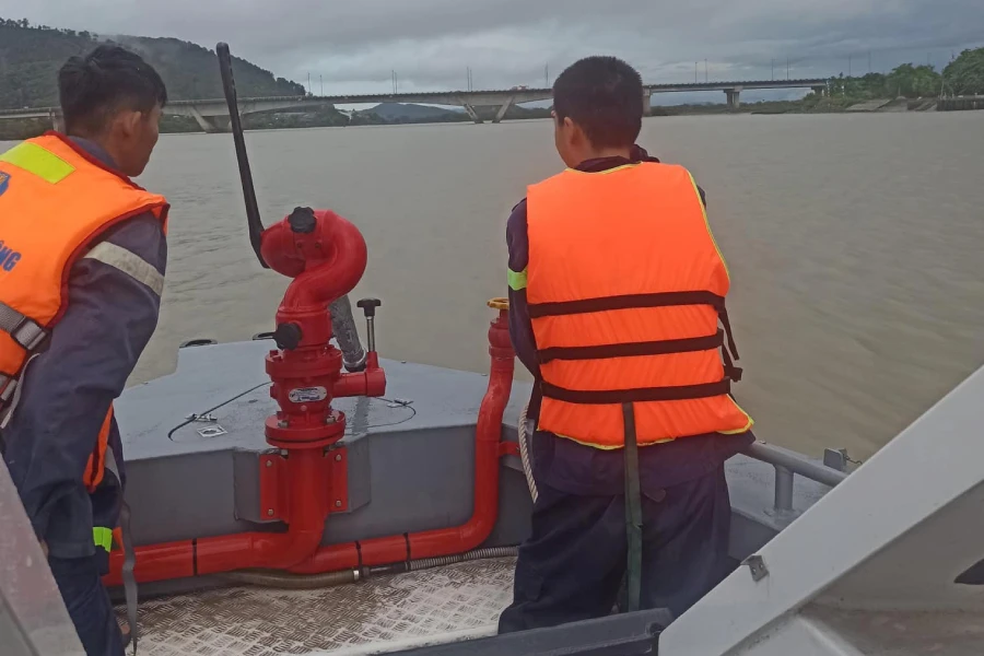 Cảnh sát cứu nạn cứu hộ đang nỗ lực tìm kiếm anh T.