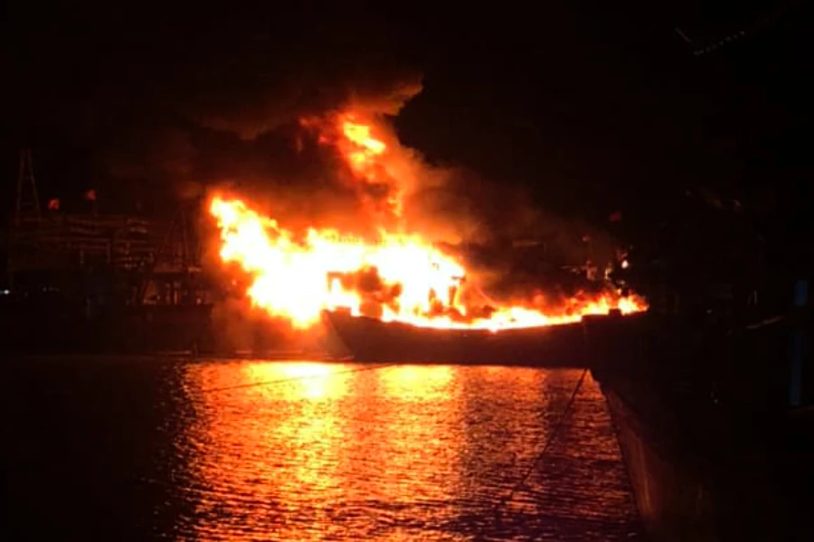 Con tàu đánh cá của ngư dân cháy trong đêm. Con tàu đánh cá của ngư dân cháy trong đêm.