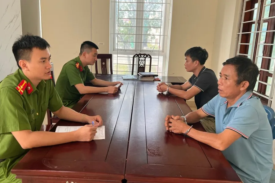 Lê Văn Tình bị bắt giữ và di lý từ Đồng Nai về Nghệ An. Lê Văn Tình bị bắt giữ và di lý từ Đồng Nai về Nghệ An.