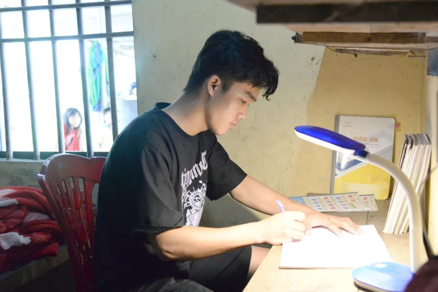 Em Bùi Đình Thắng với kết quả thi đạt điểm cao.