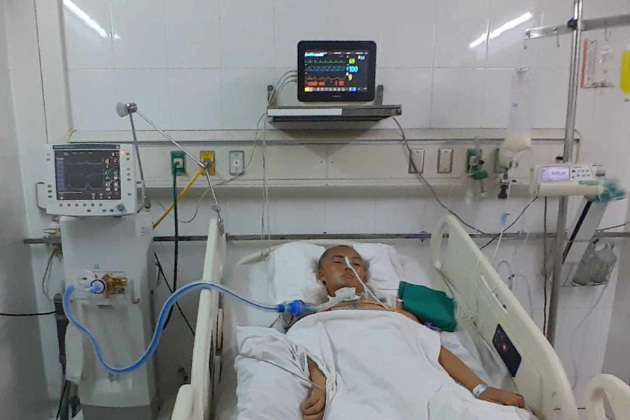 Mẹ của em Thắng đang nằm hôn mê sâu tại bệnh viện ở Hà Nội.