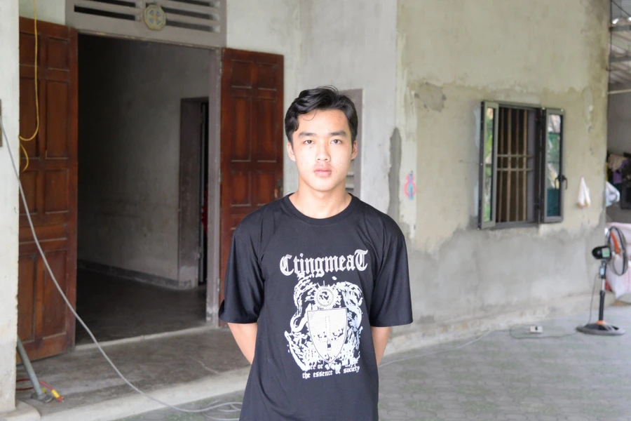 Em Bùi Đình Thắng trước căn nhà của gia đình với mong ước mẹ sớm bình phục sức khỏe và em tiếp tục đi học để trở thành thầy giáo.