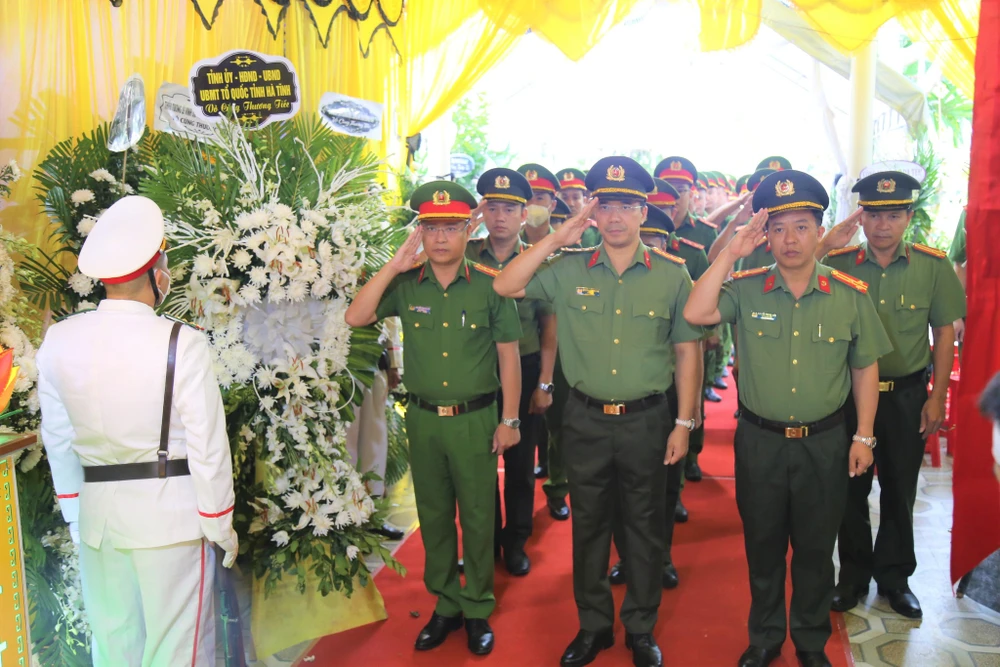 Ban giám đốc Công an tỉnh Hà Tĩnh do Đại tá Nguyễn Hồng Phong- Ủy viên Ban thường vụ Tỉnh ủy- Giám đốc Công an tỉnh Hà Tĩnh làm trưởng đoàn đến viếng Liệt sĩ Lê Ánh Sáng. Ảnh: KHẮC MAI.