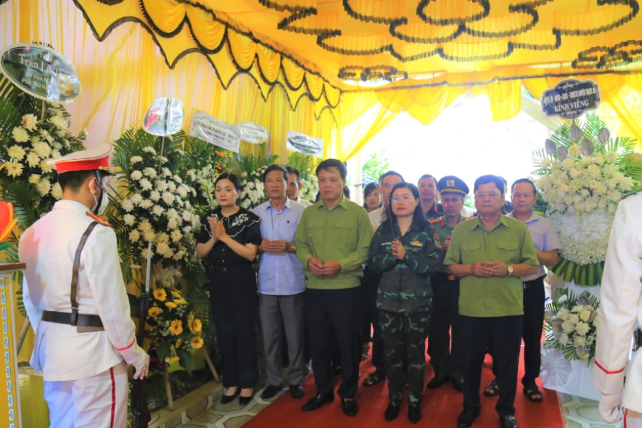 Huyện ủy, HĐND, UBND, Ủy ban MTTQ huyện Thạch Hà do bà Nguyễn Thị Nguyệt-Tỉnh Ủy viên- Bí thư Huyện ủy huyện Thạch Hà làm trưởng đoàn đến dâng hương và gửi lời chia buồn sâu sắc tới gia đình Liệt sĩ Lê Ánh Sáng. Ảnh: KHẮC MAI.