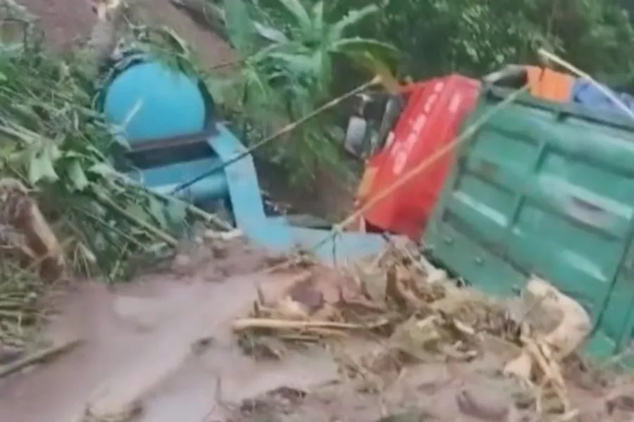 Mưa lũ cuốn trôi xe của tài xế người Việt ở Lào. Ảnh: MẠNH HÙNG. Mưa lũ cuốn trôi xe của tài xế người Việt ở Lào. Ảnh: MẠNH HÙNG.