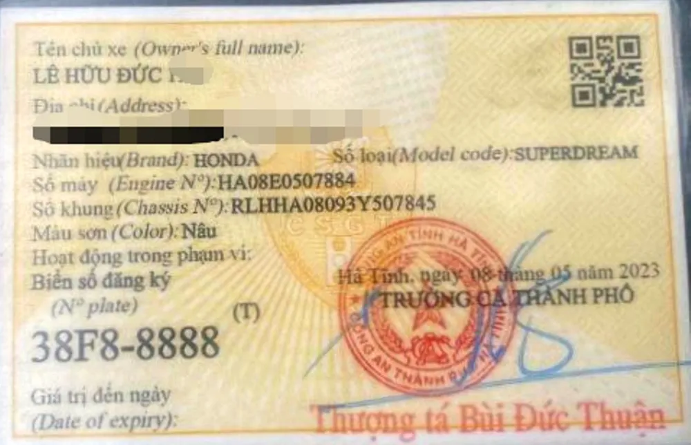 Ảnh chụp giấy đăng ký xe mang tên anh Đức cho thấy trùng biển kiểm soát, trùng số khung, số máy chiếc xe mà gia đình anh T đang sử dụng. Ảnh chụp giấy đăng ký xe mang tên anh Đức cho thấy trùng biển kiểm soát, trùng số khung, số máy chiếc xe mà gia đình anh T đang sử dụng.