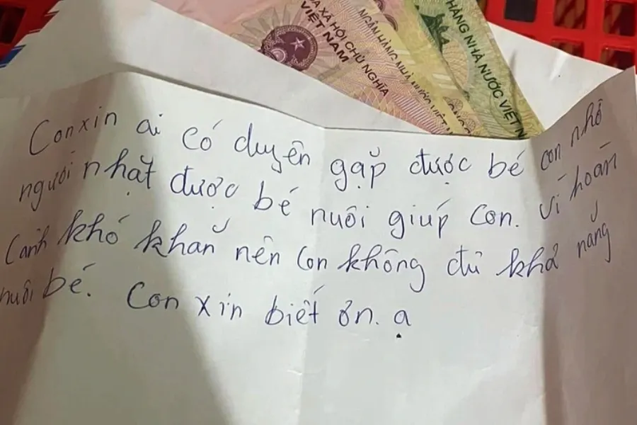 Tấm giấy mẹ ghi để lại cùng bé sơ sinh. Tấm giấy mẹ ghi để lại cùng bé sơ sinh.