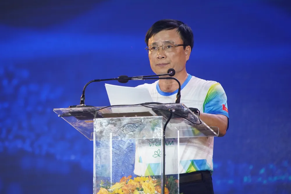 Ông Bùi Đình Long - Phó Chủ tịch UBND tỉnh Nghệ An- Trưởng ban Tổ chức Giải chạy &quot;Nông thôn Việt Marathon - Nghệ An 2023: Cùng Faith về miền ví, giặm&quot; phát biểu khai mạc.