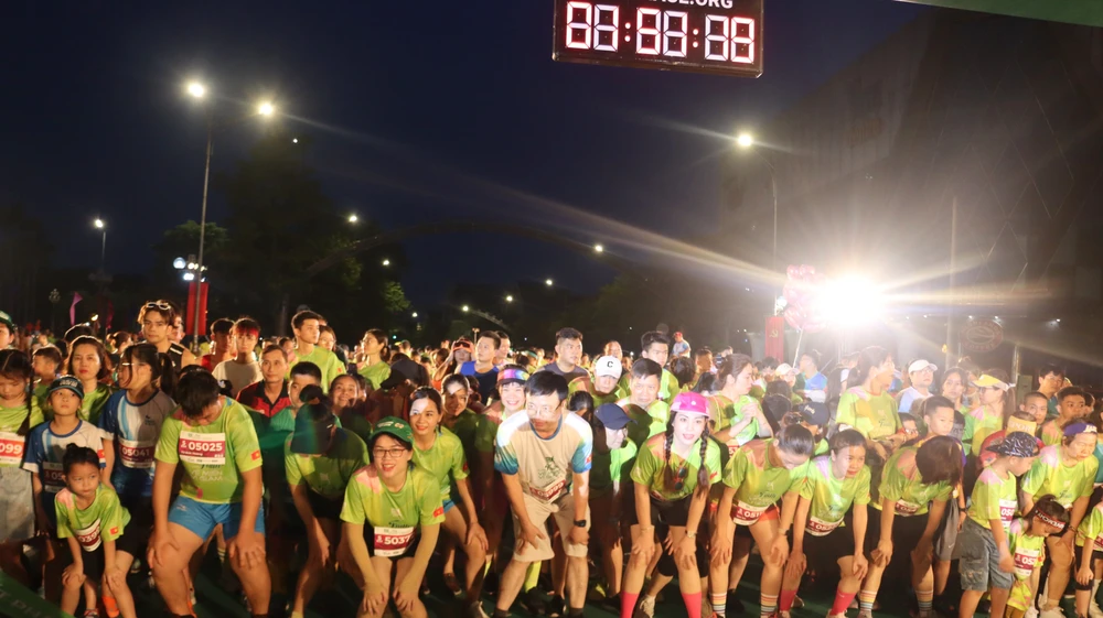 Rạng sáng 20-8, lãnh đạo UBND tỉnh Nghệ An cùng các vận động viên khởi động, chuẩn bị xuất phát.