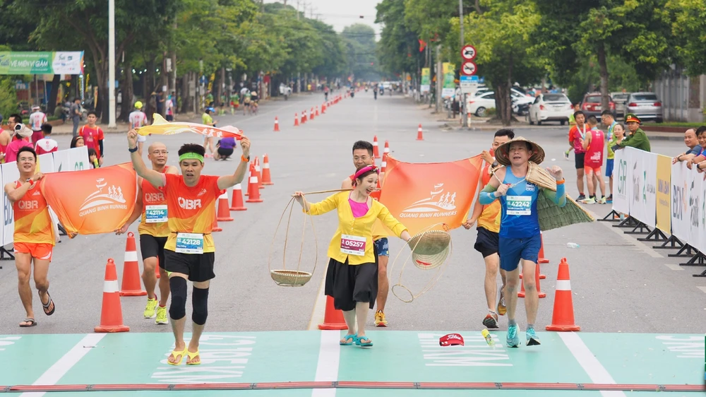 Các runner với đồ Ví, giặm, gánh và mang áo tơi sải bước.
