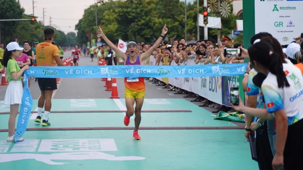 Khoảnh khắc vận động viên về đích đầu tiên ở cự ly 10km.
