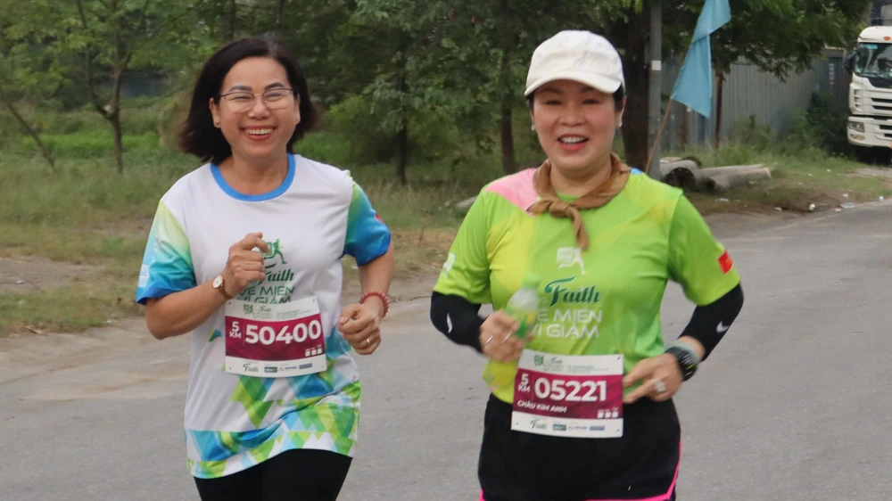 Các runner đầy hứng khởi trên đường ở TP Vinh hướng ra con đường du lịch ven sông Lam.