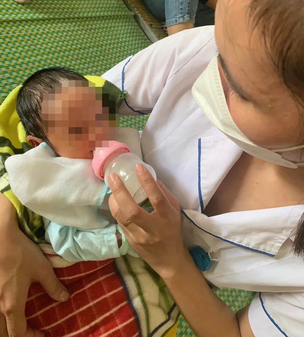 Những ngày qua, bé được chăm sóc tại Trung tâm Y tế thị xã Hoàng Mai (Nghệ An). Những ngày qua, bé được chăm sóc tại Trung tâm Y tế thị xã Hoàng Mai (Nghệ An).