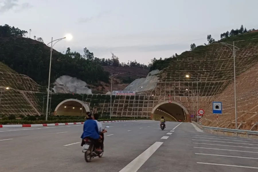 Chạy xe máy vào hầm cao tốc hướng từ Nghệ An sang Thanh Hóa. Chạy xe máy vào hầm cao tốc hướng từ Nghệ An sang Thanh Hóa.