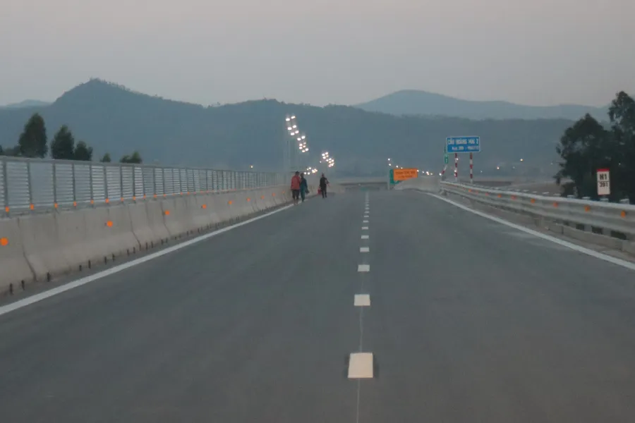 Đi bộ ngược chiều xe ô tô trên cao tốc. Đi bộ ngược chiều xe ô tô trên cao tốc.