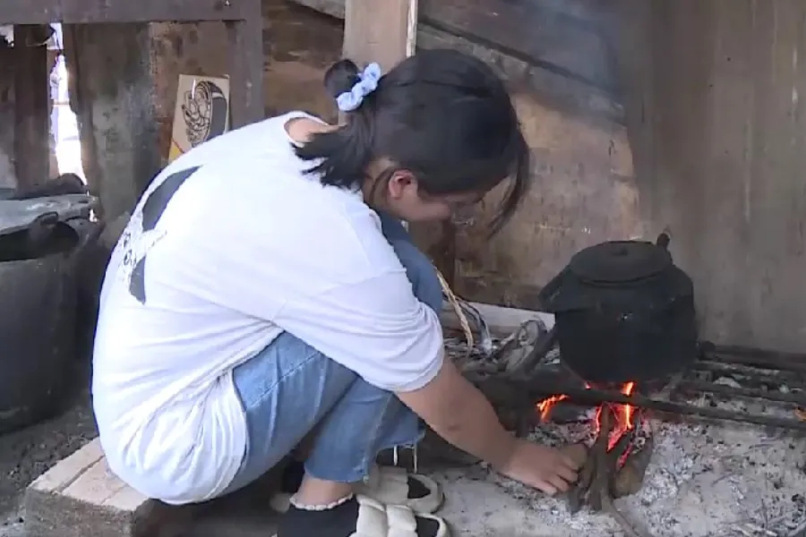 Em Nguyễn Khánh Linh nấu cơm, nước cho mẹ. Em Nguyễn Khánh Linh nấu cơm, nước cho mẹ.