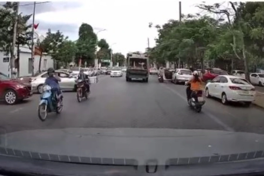 Tài xế xe Honda CRV mở cửa thiếu quan sát dẫn đến xe máy chị T va trúng cửa, xảy ra vụ tai nạn đau lòng. Ảnh cắt từ video clip.