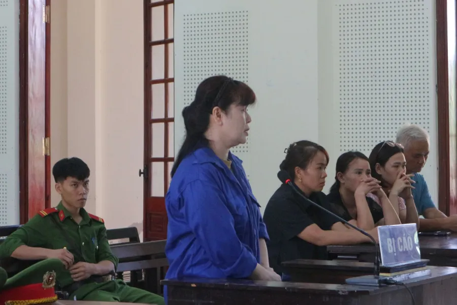 Bị cáo Nguyễn Thị Vân Anh đứng trước bục khai báo tại phiên tòa sơ thẩm. xe-xu.jpg