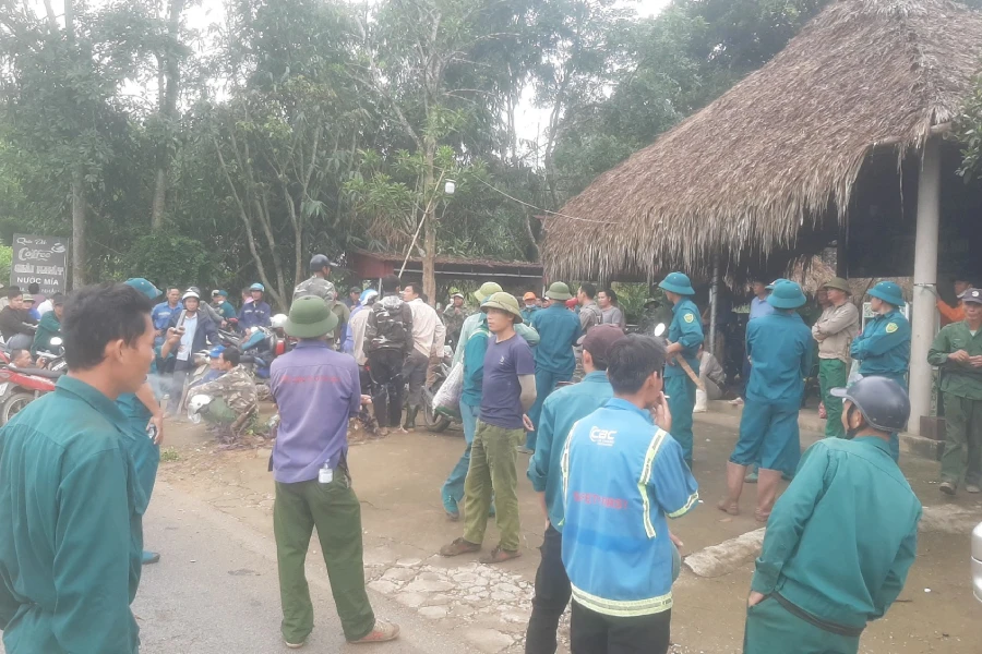 Những ngày qua có hàng ngàn lượt người dân vào rừng cùng cơ quan chức năng để tham gia công tác tìm kiếm anh N. tim-kiem-nan-nhan (2).jpg