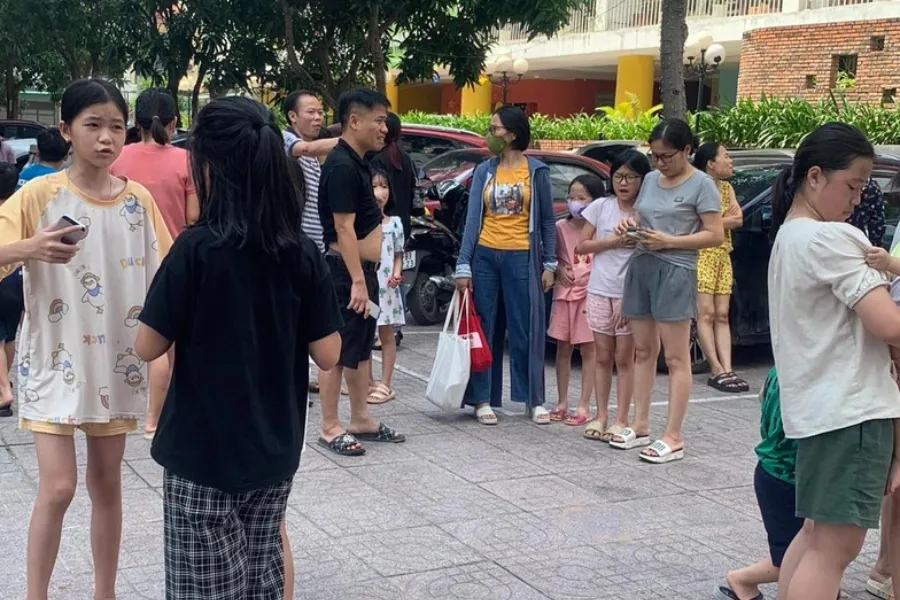 Người lớn, trẻ em trong chung cư hốt hoảng chạy xuống sân đề phòng khói lửa lan ra. chay-nha-chung-cu.jpg