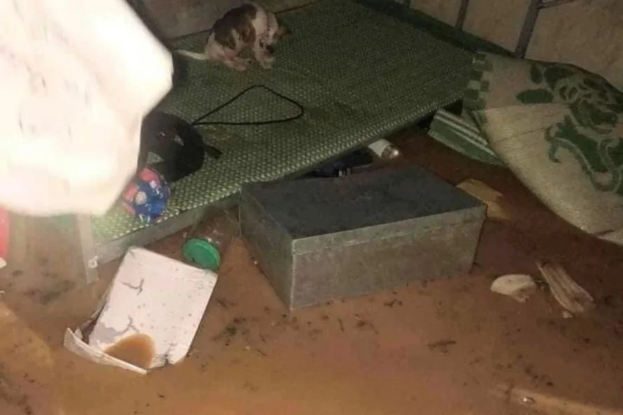 Đồ dùng học tập, sách vở, quần áo của các em học sinh bị ngập trong lũ. Ảnh: T.ĐẠT cuu-hoc-sinh.jpg