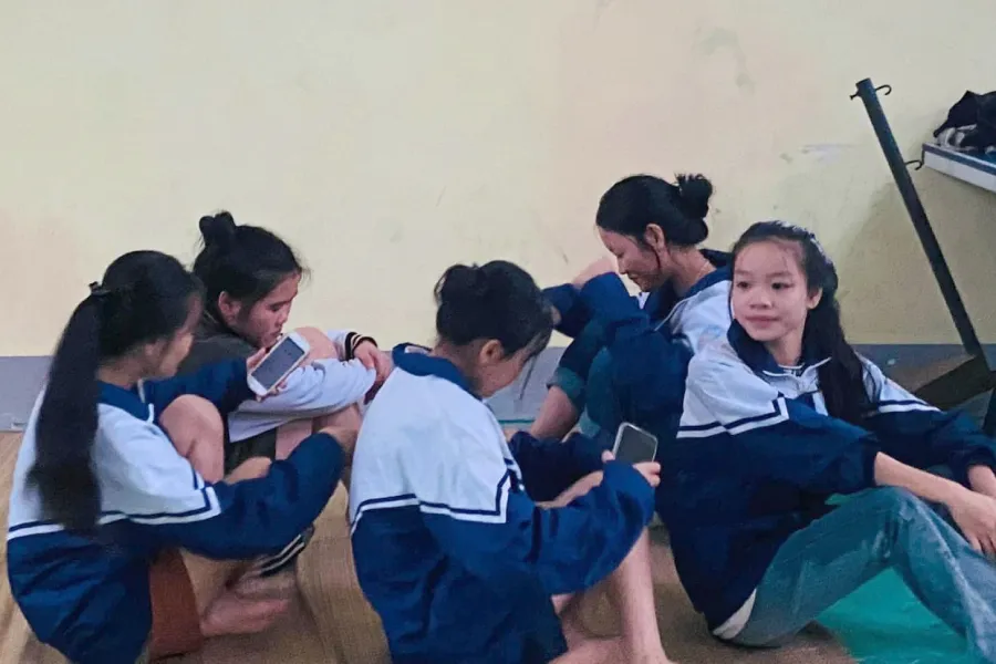 Các em học sinh mắc kẹt trong nước lũ đã được đưa về phòng học Trường THPT Quỳ Châu ở tạm. Ảnh: B.HƯƠNG. 40 học sinh treo lên nóc nhà do lũ lên nhanh