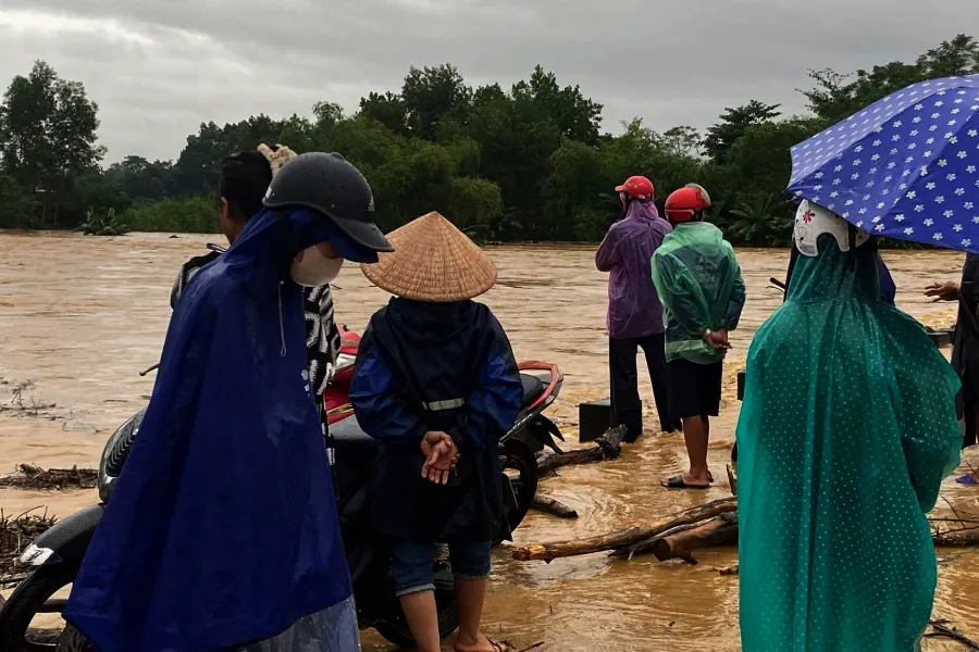 Nước lũ làm chia cắt đường, hàng ngàn học sinh ở huyện Hương Khê đang phải nghỉ học. hoc-sinh-nghi-hoc.jpg