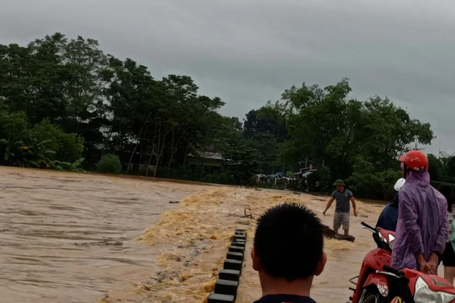 Mưa lũ đang làm chia cắt giao thông ở huyện miền núi Hương Khê, Hà Tĩnh. huong-khu-mua-lut.jpg