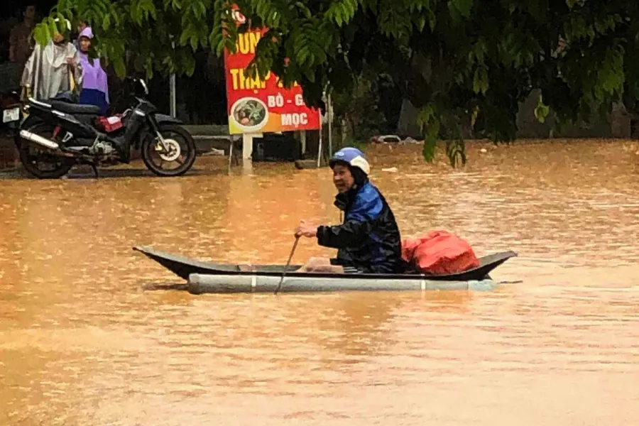 Nước lũ ngập ở thị trấn Tân Lạc (huyện Quỳ Châu) đường bộ thành... "đường sông". Ảnh: H.NGUYỄN. ngap-lut.jpg