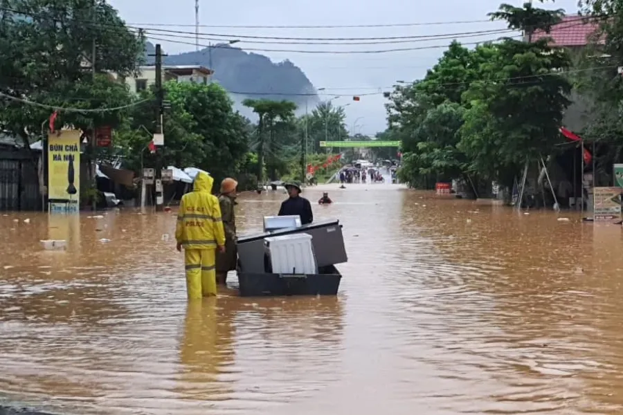Giao thông chia cắt, người dân và cơ quan chức năng dùng thuyền di chuyển tài sản đến nơi cao. ngap-sau.jpg