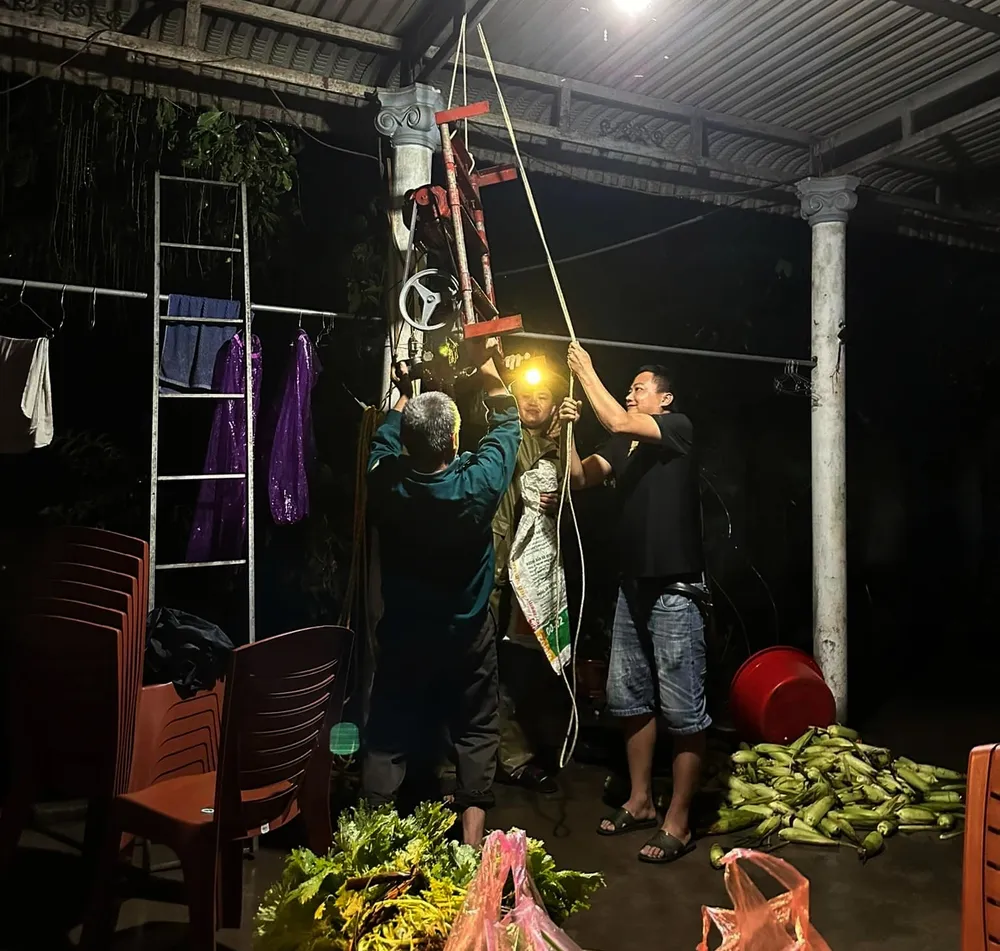 Trong đêm tối, người dân ở huyện Hương Khê treo dụng cụ, tài sản lên cao đề phòng nước lũ dâng bất ngờ. tai-san.jpg