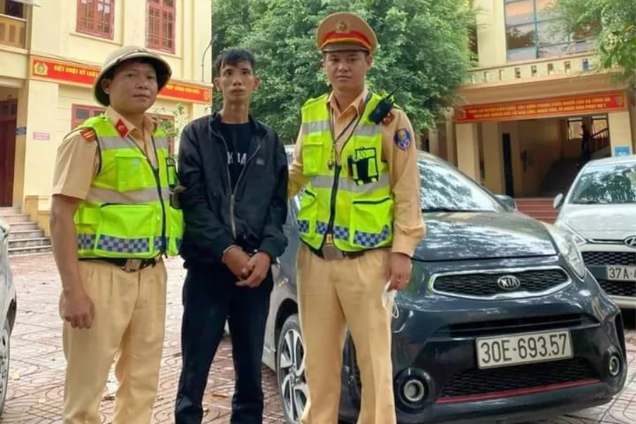 Tiến bị CSGT bắt giữ cùng tang vật chiếc xe Kia Morning 30E-693.57. trom-xe-kimorning.jpg