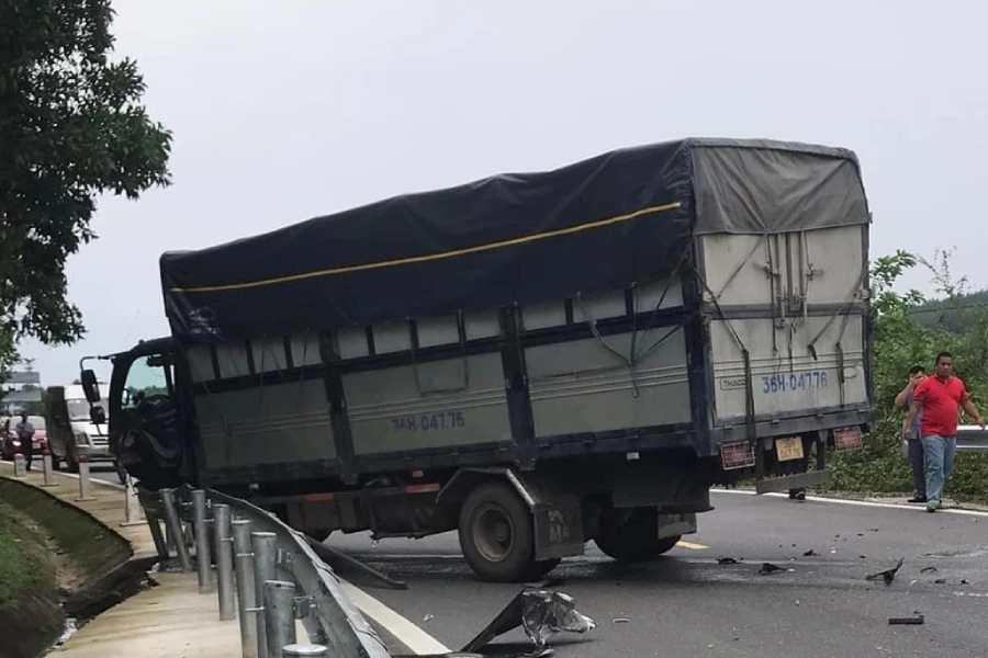 Vụ tai nạn làm ách tắc giao thông. ach-tac-giao-thong.jpg