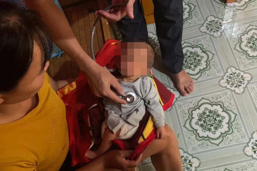 Bé sơ sinh bị bỏ rơi đang được người dân cưu mang. bo-roi-tre.jpg