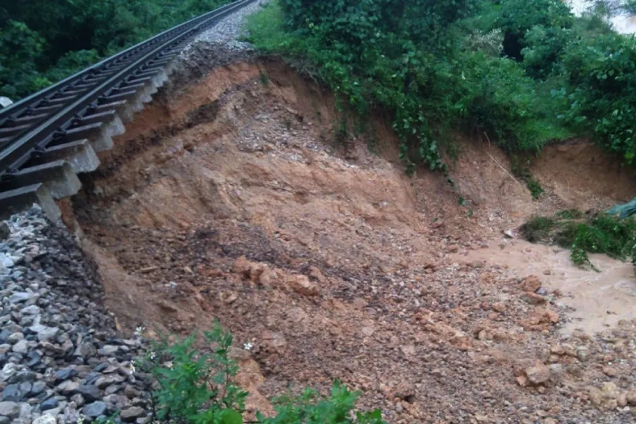 Đường sắt Bắc - Nam sạt lở do mưa lớn, hơn 330 hành khách phải đổi tàu