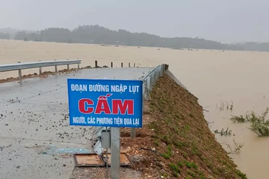 Chính quyền địa phương cắm biển cấm người, các phương tiện qua lại trên đoạn đường ngập lụt ở huyện Hương Khê, Hà Tĩnh. cam-duong.jpg