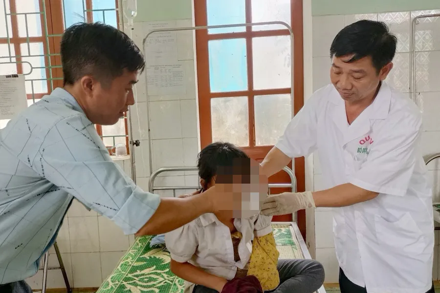 Em ThYR được các y, bác sĩ giải độc, cứu sống. Ảnh: NTV. Giải độc cứu sống bé gái 11 tuổi ở Nghệ An ăn lá ngón tự tử