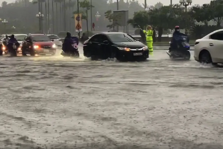 CSGT, Công an TP Vinh nỗ lực phân luồng, hướng dẫn người dân tránh các điểm ngập sâu.