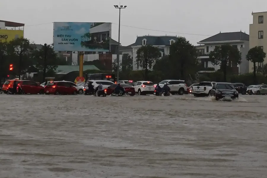 Đại lộ Lê Nin và các tuyến đường ở TP Vinh bị ngập sâu.