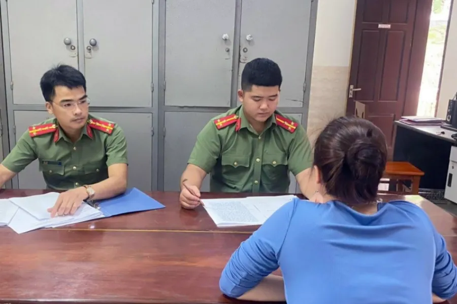 Cán bộ công an làm việc với chị TTD (trú huyện Tân Kỳ, Nghệ An). Ảnh: CA. 1 phụ nữ đăng video có nội dung sai sự thật lên mạng xã hội
